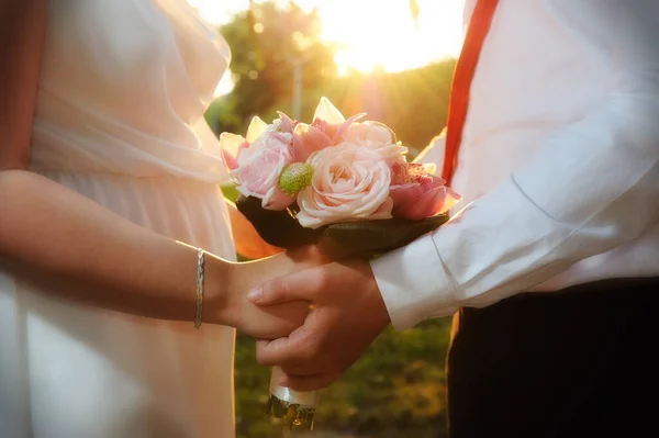 Весільна Пара Тримає Руки Нареченого — стокове фото