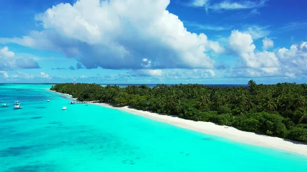 Bella Spiaggia Tropicale Con Palme Cielo Blu — Foto Stock