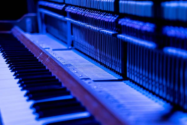 Teclado Piano Com Fundo Azul — Fotografia de Stock