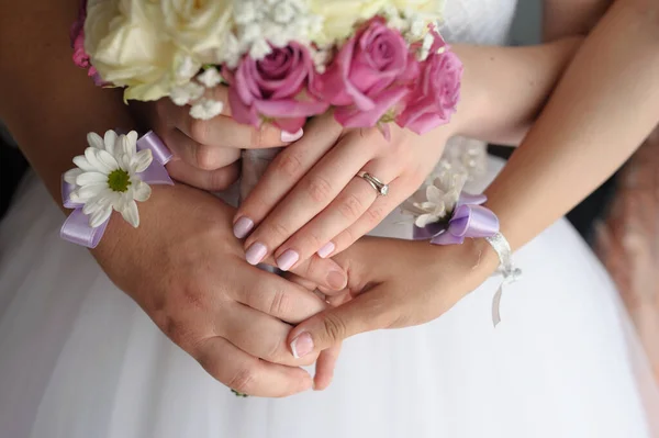花嫁と新郎の手に結婚指輪をつけて — ストック写真