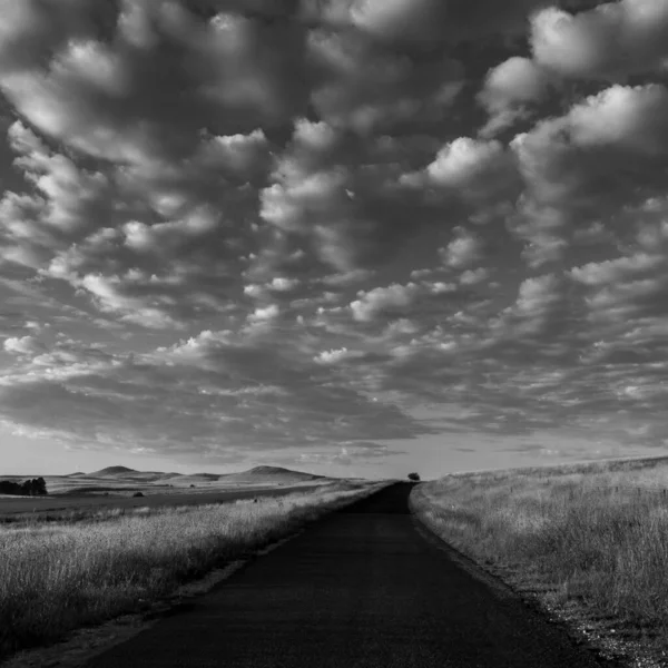 Bela Paisagem Com Uma Estrada Nas Montanhas — Fotografia de Stock