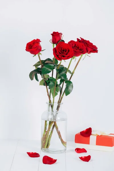 Czerwone Róże Szklanym Wazonie Białym Tle — Zdjęcie stockowe
