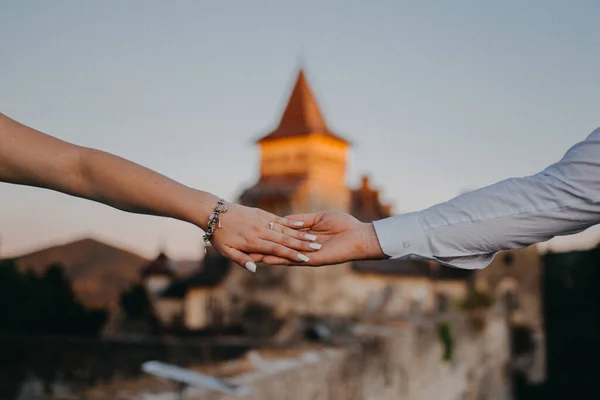 Νύφη Και Γαμπρός Κρατώντας Χέρια Στην Οροφή Της Εκκλησίας — Φωτογραφία Αρχείου