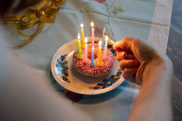 ろうそくとろうそくの誕生日ケーキ — ストック写真