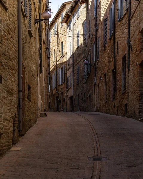 심지인 비노의 전형적 골목길 이탈리아 마르케 지역의 — 스톡 사진