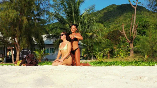 Twee Jonge Vrouwen Bikini Het Strand — Stockfoto