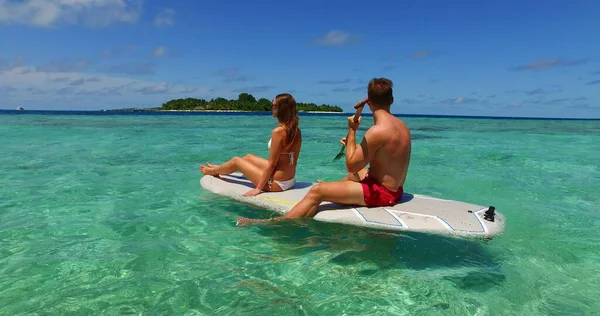 Pareja Romántica Playa Las Maldivas —  Fotos de Stock