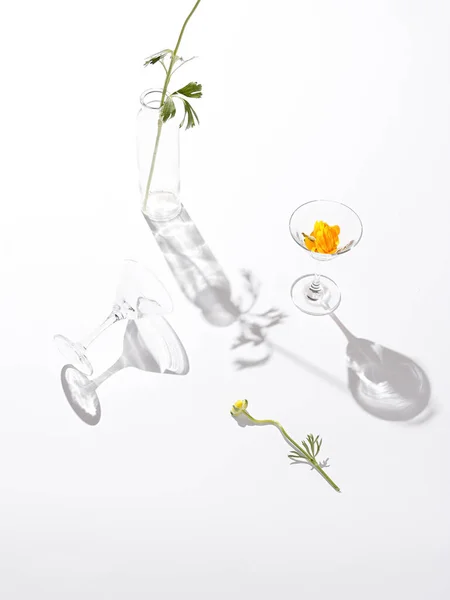 Vaso Agua Con Limón Flores Sobre Fondo Blanco —  Fotos de Stock