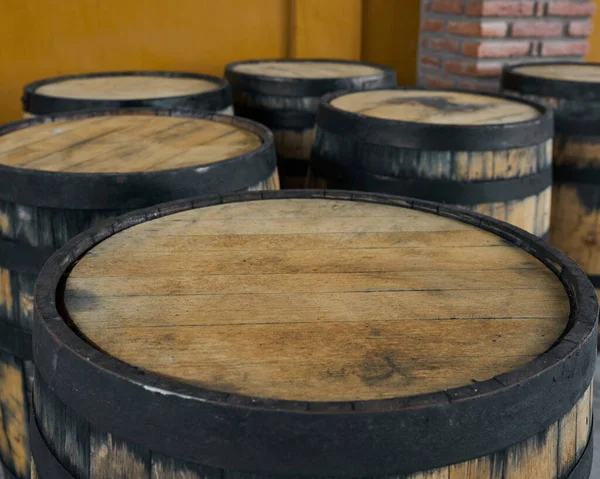 Barril Madeira Vazio Com Barris Vinho Uma Mesa — Fotografia de Stock