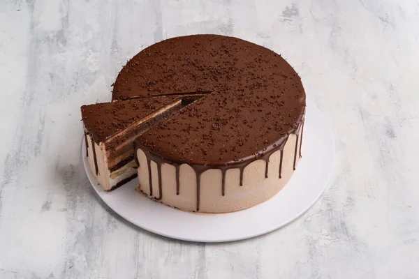 Шоколадный Торт Сливками Орехами Белой Тарелке — стоковое фото