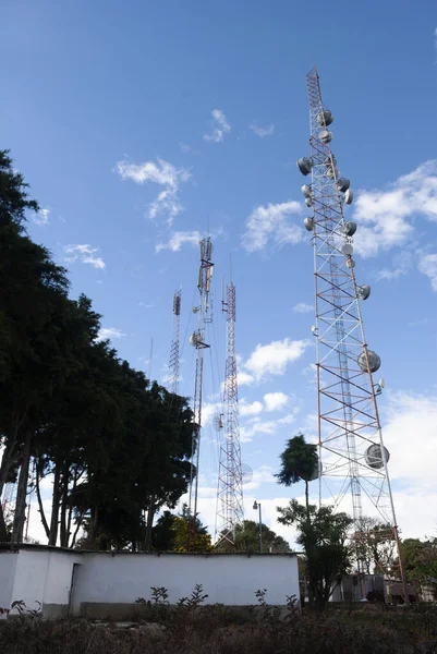 Tour Télécommunication Avec Antennes Ciel Bleu — Photo