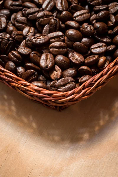 木製のカップの中のコーヒー豆 — ストック写真