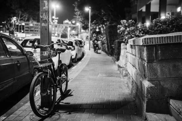 Foto Preto Branco Uma Bicicleta Estacionada Rua — Fotografia de Stock