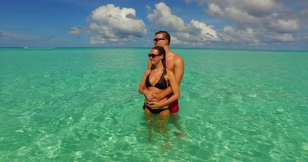 Coppia Sulla Spiaggia Alle Maldive — Foto Stock