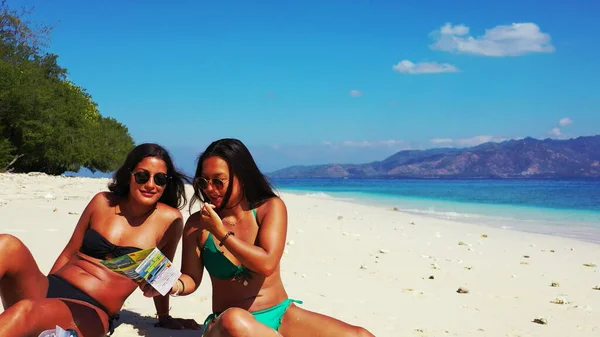 Två Unga Kvinnor Bikini Stranden — Stockfoto