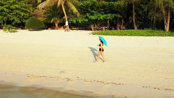 海岸に傘を差した女性は — ストック写真