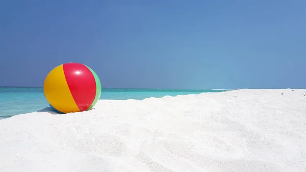 砂浜に白い砂がある美しいビーチ — ストック写真