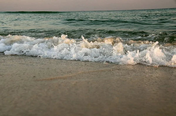 Onde Del Mare Sulla Spiaggia — Foto Stock