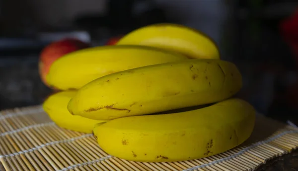 Bananes Fraîches Mûres Sur Une Table Bois — Photo