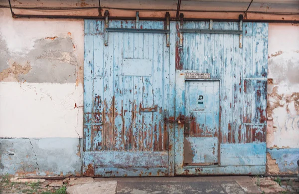 Velha Porta Metal Enferrujado Com Fundo Azul — Fotografia de Stock