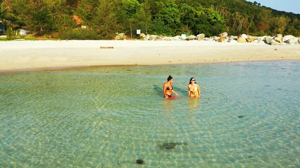 Pareja Joven Agua Playa — Foto de Stock