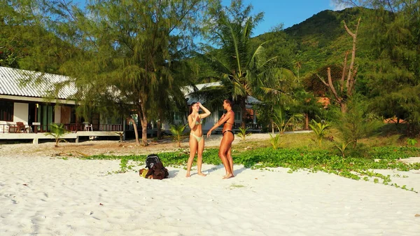 Giovane Donna Con Suo Cane Sulla Spiaggia — Foto Stock