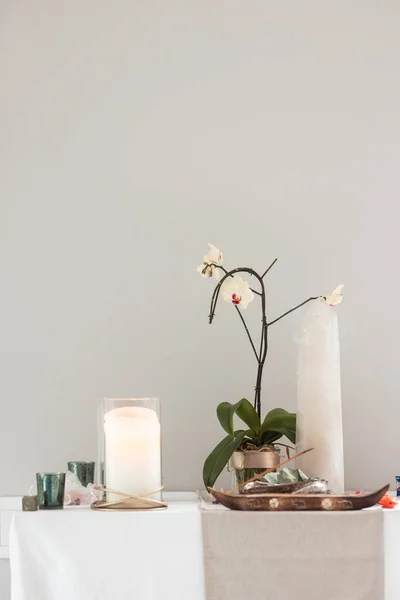 Όμορφα Λευκά Λουλούδια Ένα Βάζο Ένα Τραπέζι — Φωτογραφία Αρχείου