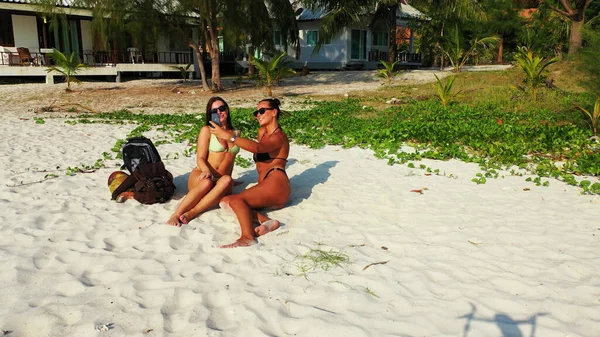 Giovane Donna Con Una Borsa Acqua Sulla Spiaggia — Foto Stock