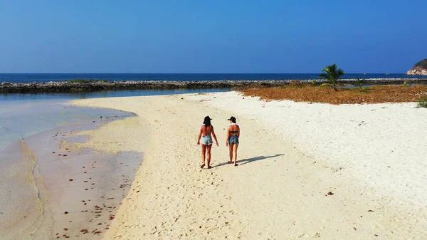 Paio Amanti Stanno Divertendo Sulla Spiaggia Sabbia — Foto Stock