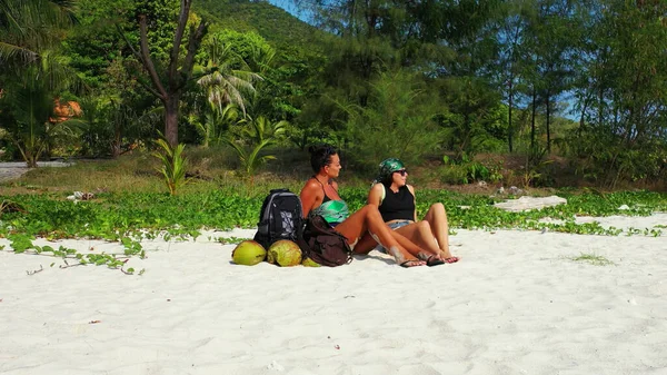 在阳光灿烂的日子 这对年轻夫妇坐在沙滩上谈情说爱 — 图库照片