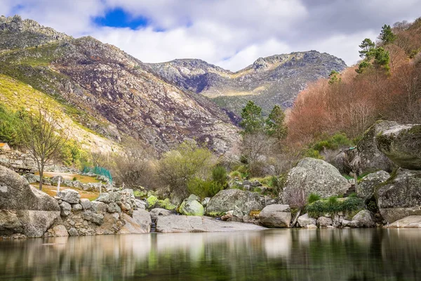 Hermoso Paisaje Del Lago Las Montañas —  Fotos de Stock