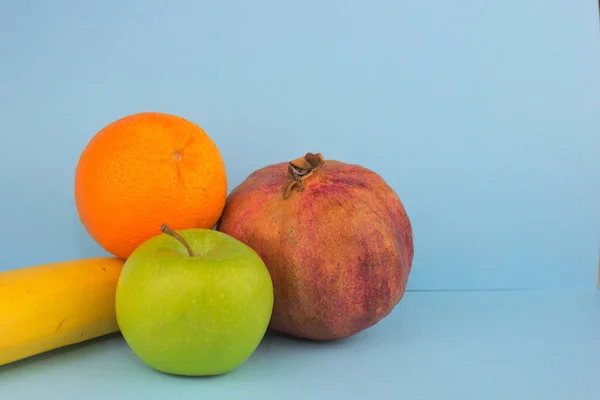 Frutas Frescas Sobre Fundo Branco — Fotografia de Stock