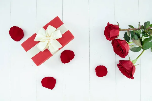 Rosas Rojas Caja Regalo Sobre Fondo Madera Blanco — Foto de Stock