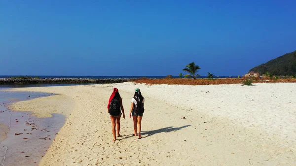 Couple Tourists Beach — Stock Photo, Image