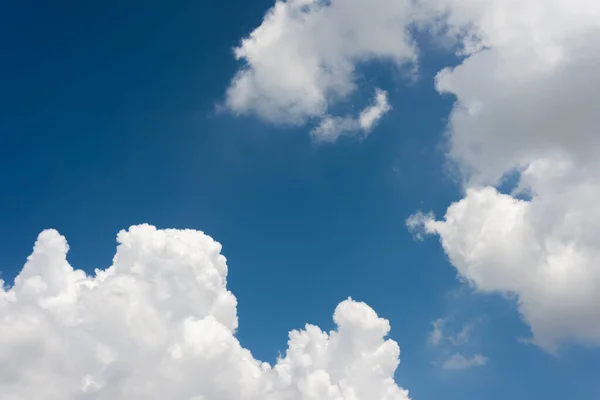 Céu Azul Com Nuvens Brancas — Fotografia de Stock
