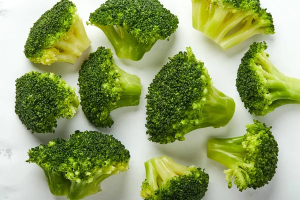 Friske Broccoli Hvid Baggrund - Stock-foto