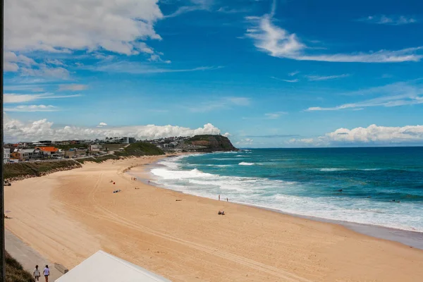 Belle Plage Avec Palmiers Ciel Bleu — Photo