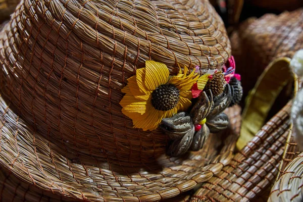Wiklinowy Kosz Słomą Żółtymi Kwiatami — Zdjęcie stockowe