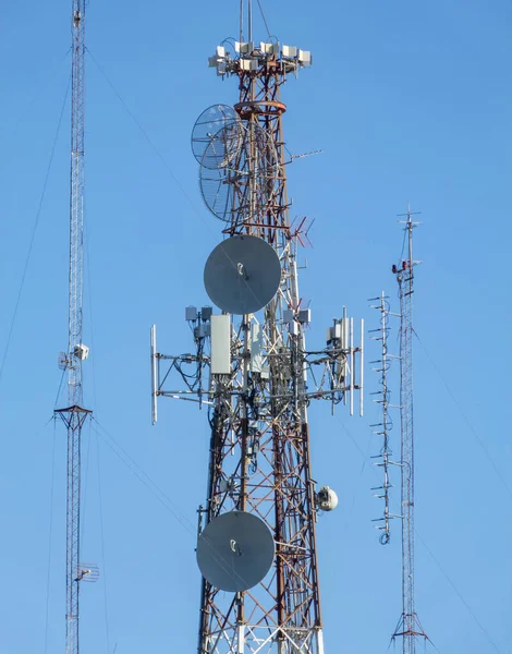 Torre Alta Tensão Com Antenas Céu Azul — Fotografia de Stock