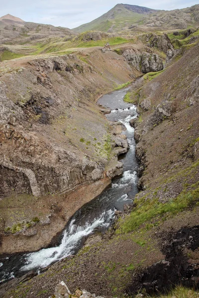 Красивий Краєвид Річкою Горами — стокове фото