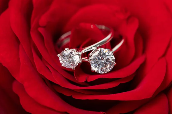 Anillo Diamantes Rojo Con Diamantes Sobre Fondo Blanco — Foto de Stock