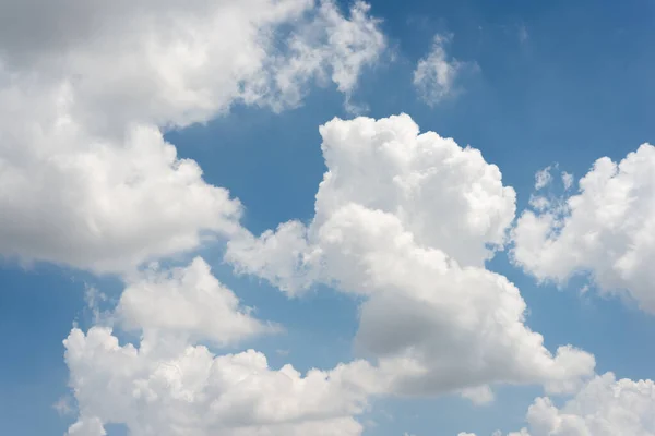 Σύννεφα Του Ουρανού Μπλε Ηλιόλουστη Μέρα — Φωτογραφία Αρχείου