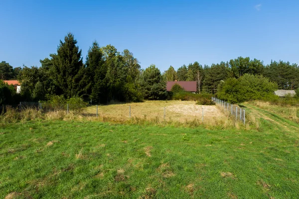 Een Uitzicht Een Landelijk Landschap Met Een Groot Houten Hek — Stockfoto