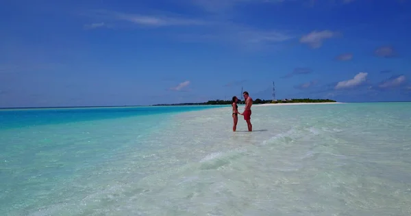 Romantic Couple White Sand Beach Maldives — стоковое фото