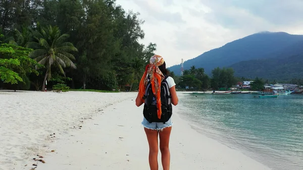 Donna Con Zaino Sulla Spiaggia — Foto Stock