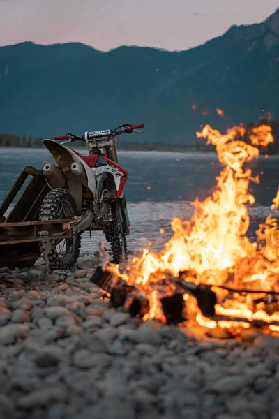 Φωτιά Φλόγες Και Ποδήλατο Στο Φόντο Του Ποταμού — Φωτογραφία Αρχείου
