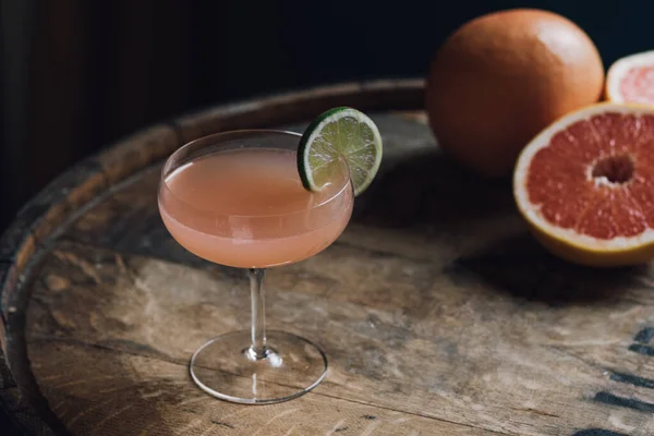 Glas Orangensaft Mit Zitrone Und Minze Auf Holzgrund — Stockfoto