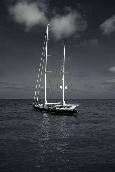 Ιστιοπλοϊκό Σκάφος Στη Θάλασσα — Φωτογραφία Αρχείου