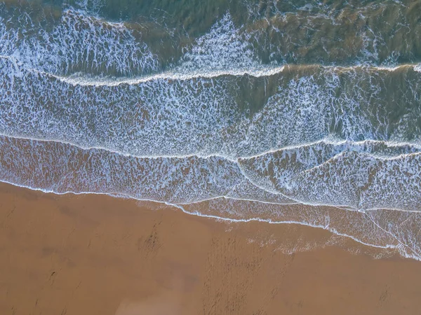 파도와 모래가 아름다운 — 스톡 사진