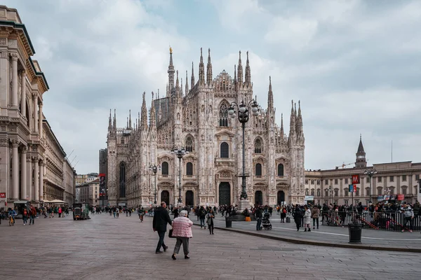 Милан Италия Сентября 2017 Года Туристы Посещают Собор Святого Дуомо — стоковое фото